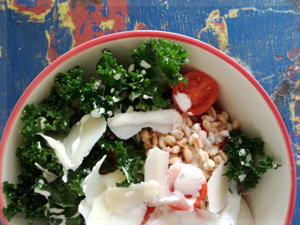ricette insalata di farro con verdure e cavolo