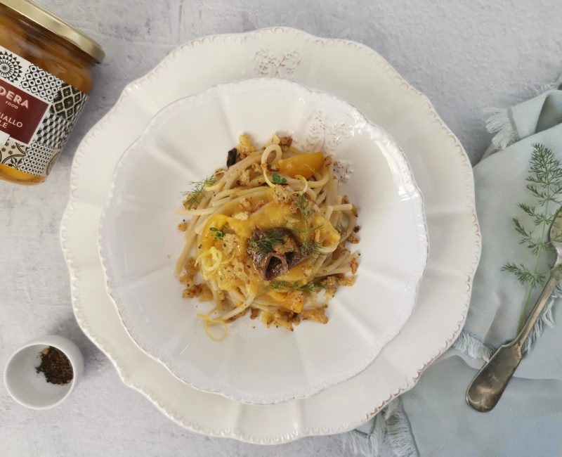 Spaghetti con salsa di pomodorini gialli e briciole di pane croccanti alle acciughe