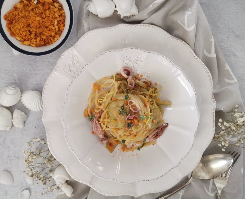 Spaghettoni con calamaretti, zucchine, limone e briciole croccanti di ‘nduja