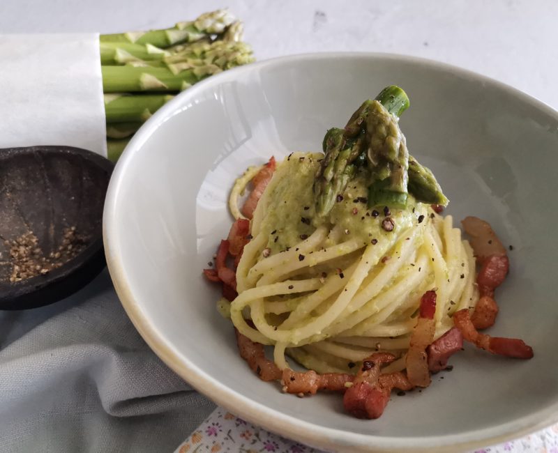 Spaghettoni al pesto di asparagi e guanciale croccante